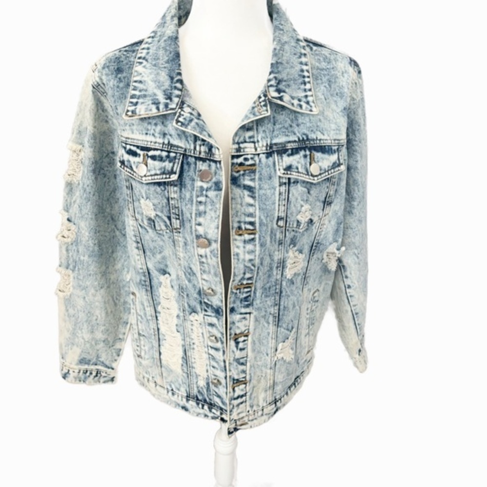 🦋FANTASTIC FAWN🦋Medium Distressed Jean Jacket Y2k 90’s